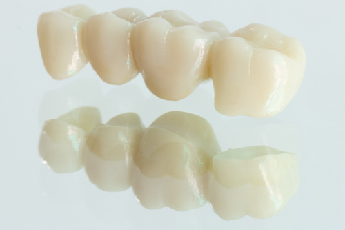Modelo de coronas dentales de zirconio