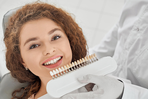 Paciente en consulta de tratamiento odontológico, para reconstrucción dental acuerdo al tono de su dentadura natural