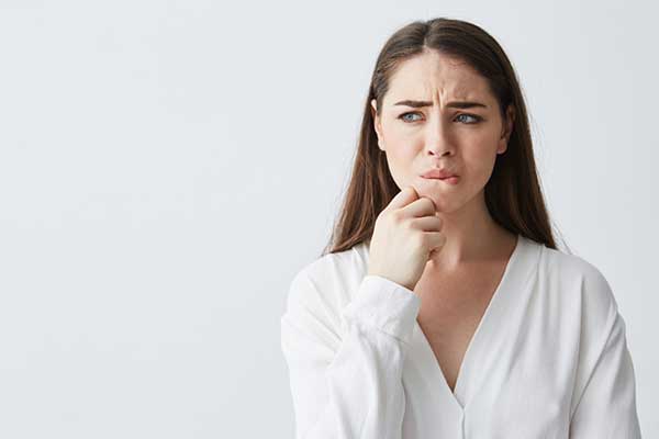 Mujer preguntándose ¿cómo quitar la sensibilidad de los dientes?