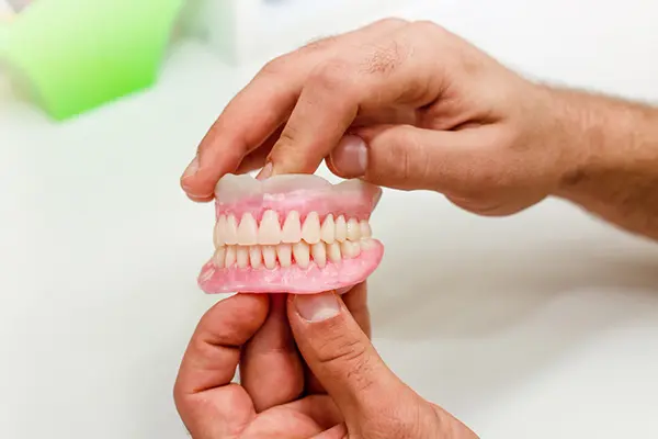 Las prótesis dentales removibles representan una solución eficaz para quienes buscan reemplazar dientes faltantes y mejorar tanto la estética como la funcionalidad de su boca. El...