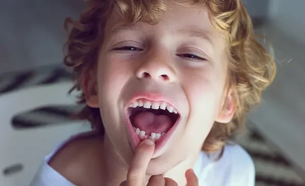 Img-a-mi-hijo-le-salio-un-diente-detras-de-otro-es-normal