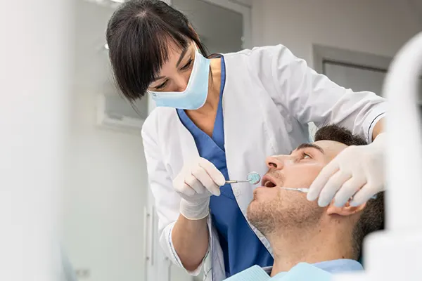 Después de una extracción dental, es fundamental estar atento a posibles complicaciones que puedan afectar la recuperación. Reconocer los síntomas de infección después de una extracción permite actuar a tiempo...
