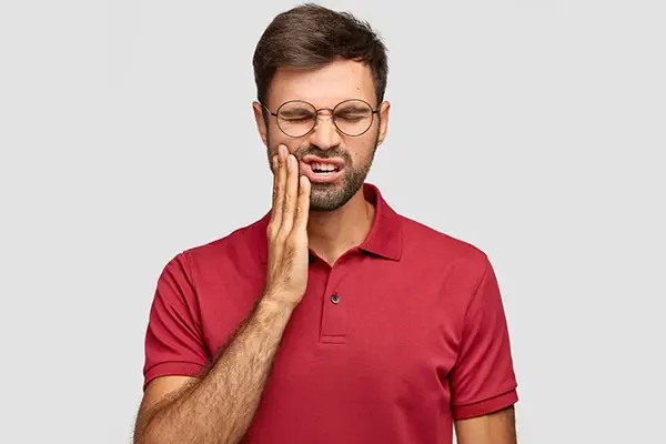 Cuando hablamos de un fibroma dental, nos referimos a una lesión benigna que suele pasar desapercibida hasta que comienza a incomodar. Suelen originarse por irritaciones constantes y, en ocasiones, se...