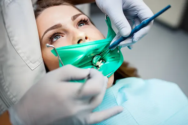 La extracción dental genera muchas dudas, especialmente cuando el paciente necesita retirar varias piezas en un solo procedimiento. Entender los límites, tiempos y cuidados permite tomar decisiones informadas y seguras....