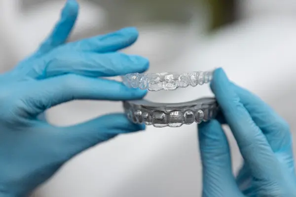Si buscas una opción estética y cómoda para corregir la posición de tus dientes, descubrir cómo funciona la ortodoncia invisible te será de gran ayuda. En Marr Dental te explicamos...