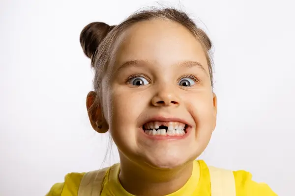 La caída de dientes a los 5 años es un proceso natural que forma parte del crecimiento de tu hijo. Entender por qué ocurre y cómo acompañar esta etapa es...